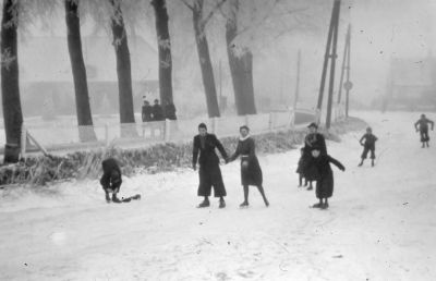 IJspret (10-01-1941)
Tegenover de coöperatie aan de Abcouderstraatweg.
