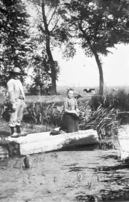 Vrouwen bezig met de was (12 juni 1898)
In de 19e eeuw begon de overheid zich verantwoordelijk te voelen voor de volksgezondheid. Tevens kwam men tot het besef dat de kwaliteit van het buitenwater hier een rol in speelde omdat men dat voor van alles en nog wat werd gebruikt, als drinkwater, als riool en om in te wassen.
