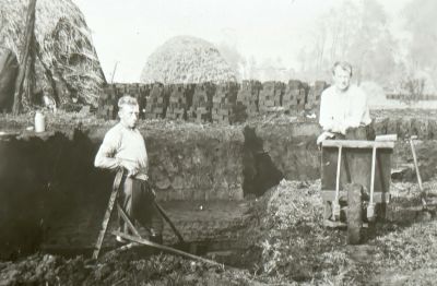 Turfsteken in de eerste Wereld oorlog in de Oude Bullewijk
v.l.n.r Bar de Koning en Piet Plas.
