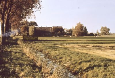 Gezicht op boerderij "Landgenoegen" van Gerrit van de Broek
