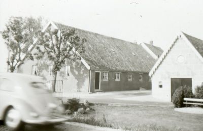 Stal en schuur van boerderij "Landgenoegen" van Gerrit van de Broek
Deze boerderij stond achterstevoren. De stal was naar de weg en de woning naar het land gericht.
