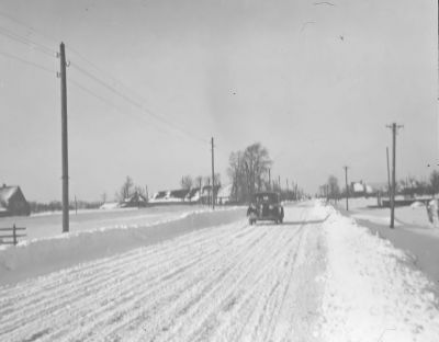 Abcouderstraatweg ter hoogte van Gerrit van de Broek (28-01-1940).
v.l.n.r de boerderijen van J. Buts, Blokland en van Es. 
De elektriciteitsleidingen lopen nog bovengronds.
Op donderdag 27.03.1958 werd een lijnwerker gedood bij het verrichten van werkzaamheden aan deze bovengrondse elektriciteitsleiding langs de Abcouderstraatweg onder de gemeente Weesperkarspel. Het betrof de 25 jarige lijnwerker L. M. van der Bunt uit Hollandsche Rading. Hij stond op de zogenaamde klimijzers van de mast. Vermoedelijk heeft hij, terwijl hij met zijn linkerhand een draad vasthield, met zijn hoofd een andere draad geraakt.

