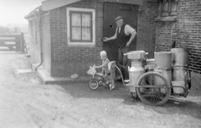 Het melkhok bij J. Buts
Met de oude daggelder Jowie de Preter.
