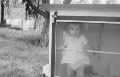 Babyhuisje bij J. Buts met daarin dochter Carolina
De vrouw van J. Buts, komt uit Pieterburen (de kop van Groningen). Daar is het de gewoonte om de kinderen in z'n baby huisje te leggen. Alle pasgeboren kinderen komen hierin terecht verwarmd met een kruik, Later als ze groter zijn wordt het een speelhuisje dat ze beschermd tegen de kou en regen, maar ook tegen eventuele honden en katten.
