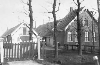 Boerderij "Weltevreden", van Han van Es
Voor de boerderij was een bushalte die had de naam: halte "Weltevreden". Han van Es had een huishoudster Jo van Schaik, eerder huishoudster bij J. van Hoek, een rijke vrijgezel, Raadhuislaan te Abcoude. Zij was 33 jaar toen ze bij Han van Es kwam en is 30 jaar bij hem geweest. Jo van Schaik adopteerde Jan Duijnmeyer van blok 1. Na de dood van Han van Es, ging ze van de Abcouderstraatweg naar de Stationstraat in Abcoude. Na het overlijden van Han van Es werd de boerderij bewoond door H. Beukenboom, die verhuisde – toen de stad kwam – naar het Gein.
