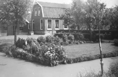 Boerderij van Gijs Voorneveld
De boerderij is in 1922 afgebrand, werd toen bewoond door Heman. De brand werd veroorzaakt door hooibroei. In de brand zijn twee kinderen omgekomen, deze werden bij de overbuurman Buys in een wastobbe opgebaard.

