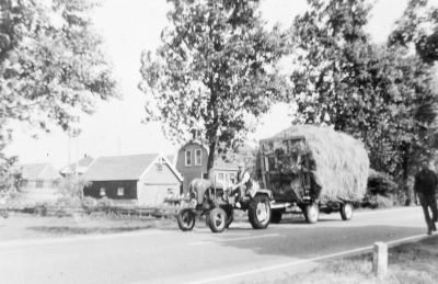 Op de Abcouderstraatweg voor de boerderij van Gijs Voorneveld
Met op de tractor Niek Haring en lopend langs de weg A. de Gooyer. Deze twee werkten altijd samen. Tractor merk Porch.
