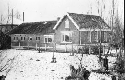 Boerderij van N. Haring;
Deze stond achter de dijk van de Bullewijk.
Voor Naring werd hij bewoond door J. Buys en van Mourik, die mestte er varkens. N. Haring huurde hem van Willem Marel uit het Gein (melkrijder). Er zat toen nog geen land bij, alleen wat tegen de dijk lag. N. Haring kocht toen land van R. Mul, die hield op met boeren. C. Brouwer nam een gedeelte over.
