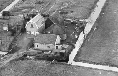 Luchtfoto met links het huis van A. de Gooijer en rechts huisje Boas
Voor A. de Gooijer woonde er de fam. PLooy, Co Hogerhout, het laatst voor de sloop A. de Gooijer.

