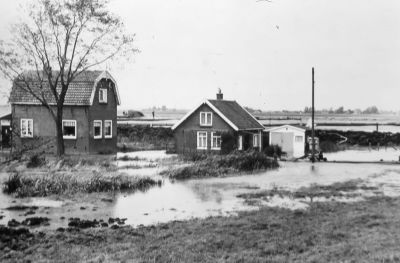 Links huis van A. de Gooijer, rechts huisje Boas
