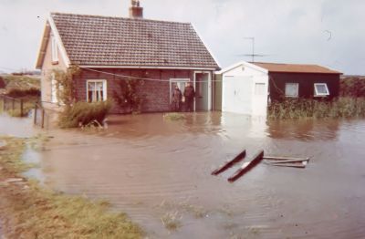 Huisje Boas vlak voor de sloop
Bij het opspuiten van de landerijen moest het overtollige water afgevoerd worden. Hier is de pijp voor de afvoer van het spuitwater gesprongen. De familie Boas woonde er toen nog.
