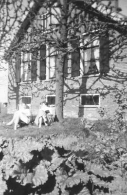 Boerderij " Knorrenburg"
Voor het huis Trijnie Verburg met vriendin.
