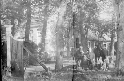 Boerderij "Vee en Veenzicht" van Hein Hesp
v.l.n.r Opa Hesp, Hein Hesp, en de tweelingszoons Jan en Pauw.
