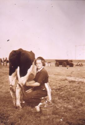 Melkcursus bij Hein Hesp (1952)
Op de foto Alie Buijs.
