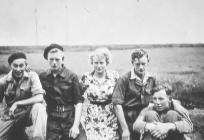 Melkcursus bij Hein Hesp (1952)
van links naar rechts: Jan Verburg, Gijs en Corrie Hesp, Jaap de Wildt en Hein Hesp jr.
