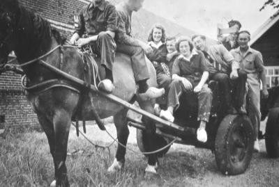 Melkcursus bij Hein Hesp (1952)
van links naar rechts op de wagen: Nelie Hesp, Jaap de Wildt, Alie Buijs, de heer Geldof van de M.E.B.A, Hennie Verburg en Jan Verburg.
