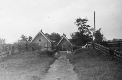Boerderij " Reigersbosch "
Deze stond in de oude Bullewijk (zie dijk) en werd bewoond door J. Gentenaar. De boerderij was eigendom van Mourits, J. Gentenaar pachtte hem. Op deze boerderij is R. Mul en Aard Mul (burgemeester) geboren. R. Mul ging boeren aan de Abcouderstraatweg en A. Mul ging boeren in de Hoge Bijlmer. J. Gentenaar had de bijnaam van Jan Dribbel of Jan Bibber. Hij deed aan loonwerk en ging bij die boeren in de omgeving maaien die nog geen maaimachine hadden.

