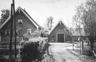 Boerderij " Reigersbosch " bewoond door J. Gentenaar.
