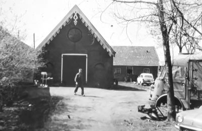 Boerderij "Reigersbosch", 
Op het erf loopt Piet Mourits die de schuren en stallen verhuurde. Daarnaast verhuurde hij een gedeelte van het erf aan M. van de Hulst van de Zwetskade, die het voor opslag- en sorteren van oude vodden en oud ijzer gebruikte.
