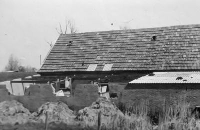 Boerderij "Reigersbosch" met de gedeeltelijk gesloopte schuur
