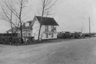 Garage- en Café Ruimzicht aan de Abcouderstraatweg
"Ruimzicht" lag aan het begin van de Zwetskade op de grens van de oude en nieuwe Bullewijk. Er was van oorsprong een boterhandel in gevestigd, de eigenaar was Venus. Met Pasen konden de mensen daar boterschaapjes kopen. J. Wassenberg verbouwde het als café en werd de eerste café- houder. Het werd ook als ontmoetingsplek  voor de bewoners van de Zwetskade gebruikt. De woning achter op het erf werd bewoond door J. Wassenberg die later in Baambrugge een garage bedrijf begon. Café Weening was een koffiehuis dat veel werd gebruikt door vrachtwagenchauffeurs. Hij deed zelf wat in transport en verkoop van benzine. De laatste uitbater tot de sloop in 1969 was Marie Bos van de Vecht.

