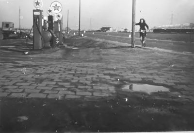 Garage- en Café "Ruimzicht"
Met op de achtergrond Blok 1.
