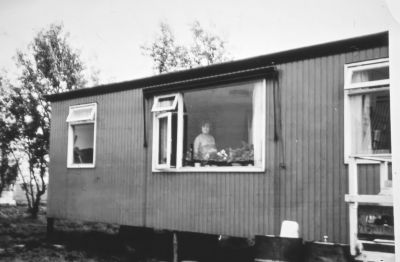 Woonwagen op het erf van boerderij "Zorg en Hoop" bij Jaap Piet
Deze werd bewoond door H.J. Piet jr, de neef van Jaap Piet. Jaap Piet verhuisde voor de sloop naar de Hogedijk in Katwoude.
