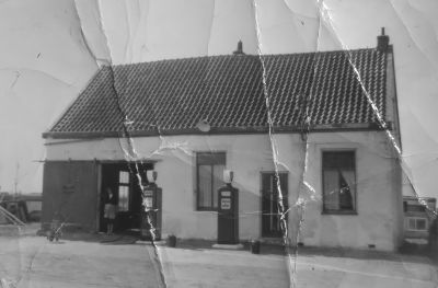 Garage Wassenberg aan de Abcouderstraatweg
Voor Wassenberg bewoond door Hoekstra. Wassenberg verhuisde naar Garage- en Café " Ruimzicht ", hij verkocht het aan Moos. Die kon het niet bolwerken en Diepgrond nam het over. Die verbouwde de zaak en werd dealer van het auto merk "Trabant".
