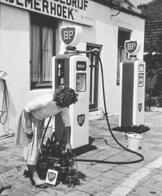 Garage Wassenberg met Jopie aan de pomp
