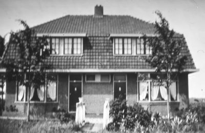 Dubbel woonhuis naast garage Wassenberg
Links bewoond door de familie Berkhof en rechts door de familie Van Hilten.
