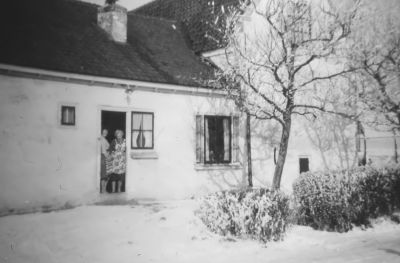 Zijaanzicht boerderij "Ruimzicht", van Gijs Beukeboom
De mensen uit de Bijlmer die met de bus mee gingen zetten hier hun fietsen neer.
