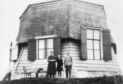 De oude molenstomp aan de Abcouderstraatweg  (+/- 1935)
In beeld de familie Heemskerk met dochter. Het pand werd ook bewoond door de families Romijn en Verbrugge. Gijs den Hartog (uit de Lage Bijlmer, genaamd kleine Gijs) sloopte de stomp toen deze was afgebrand en bouwde er een nieuwe woning. De molen bemaalde vroeger de West Bijlmer. In 1879 werd de Verenigde Westbijlmer- en de Klein- Duivendrechtse polder gevormd onder een polderbestuur. Romijn was groenteboer.
