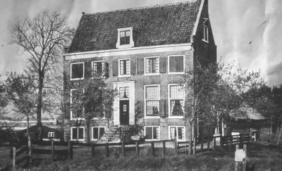Boerderij " Bijlmerlust " van J.T van Beusekom (Hannes), gebouwd in 1672
Lambert Marcelis kwam in 1728 door boedelscheiding in bezit van een huis en tuin in de Bijlmermeer aan de ringdijk dat oorspronkelijk door zijn grootvader, een Amsterdamse zeepzieper, omstreeks 1676 was gekocht. Lambert gaf de huidige vorm aan " Bijlmerlust ". Diens zoon verkocht het namens zijn moeder in 1760 aan Elder Wzn Loenen, deze en de erfgenamen verkochten het in 1825 aan de Van Reene's, er was bij deze boerderij weinig land. Dat lag verder aan de straatweg bij broer Toon.
