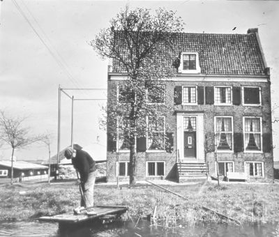 Boerderij " Bijlmerlust " van J.T.  van Beusekom
Met op de stoep Boelenkamp, vaste arbeider op " Bijlmerlust ", later opgevolgd door Max Gentenaar, zoon van Jan Gentenaar (Jan Dribbel).
