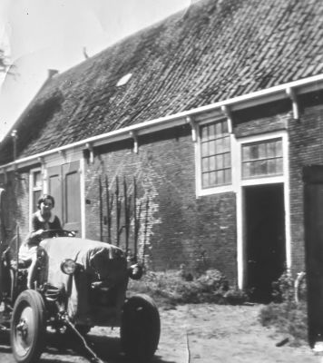 Boerderij " Bijlmerlust " van J.T.  van Beusekom
Met dochter Rie (later getrouwd met W. Duyn, Volgerweg, Beemster) op de tractor aan de lijn van de hooigrijper, voor het optrekken van hooi in de berg.
