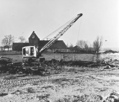 Boerderij " Bijlmerlust " in het zand
Hier de aanleg van de weg voor de nieuwe P.T.T centrale.
