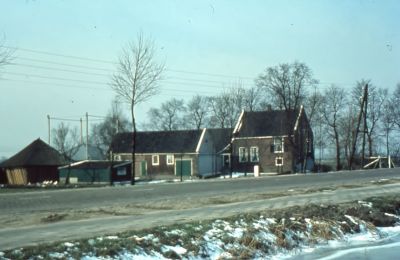 Boerderij " Visserswijck " van P. van Lindenberg anno 1754 (foto eind 1960)
Voordien bewoond door Gijs den Hartog (grote Gijs) getrouwd met Heintje Verbeek. Deze zijn naar het Gein verhuisd.

