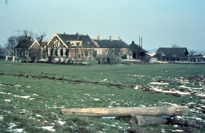 Boerderij " Bijlmerhorst ",
Op de voorgrond rechts van W.F Nagel, daarachter boerderij "Landzicht" van C. van Mourik. Deze had een broer Gerrit getrouwd met Johanna Elisabeth de Wildt; zij hadden een melkzaak in Amsterdam.
