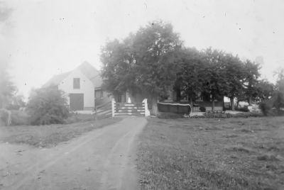Boerderij " Bijlmerhorst " van W.F. Nagel, nadien zijn schoonzoon W. te Voortwis
W. te Voortwis was schilder. W.F. Nagel had een dochter. Toen de boerderij werd opgeschilderd kregen beiden een oogje op elkaar en trouwden. W. te Voortwis werd toen de boer.
