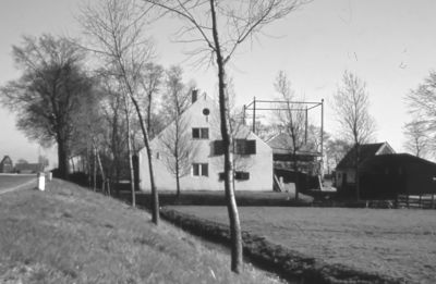 Boerderij " Buitenrust " van Jo Beukeboom
Gezien vanaf Duivendrecht. Deze boerderij stond evenals " Visserswijck " in de West Bijlmer.
