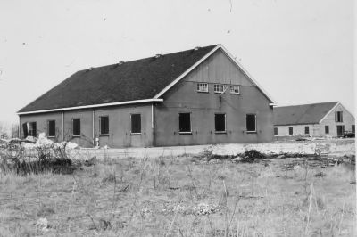 Munitie magazijn aan de Abcouderstraatweg (onderdeel van de " Stelling van Amsterdam ") post nr. 9
Afbraak van het fort (Duivendrecht) op de ringdijk van de Bijlmermeer polder, opgeheven als vestingwerk in 1926. De munitie loodsen zijn door Co Roeleveld en zn. gesloopt en weer herbouwd aan de Noorderweg in de Wijdewormer.
