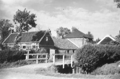 Boerderij van J.C Balder, voordien Beukeboom
De dochter van D. Koopmans woonde voor in het huis en Beukeboom achter. De WC was naast het huis.

