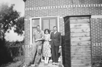 Boerderij van J.C Balder
v.l.n.r J.C Balder, Mevrouw Balder en Burggraaf.
