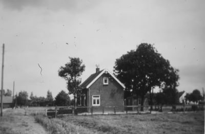 Huisje van Hein Vet aan de Machineweg
Daarna bewoond door de familie J. Gijsel. Links het huisje van de familie Bergkamp. J. Gijsel werkte bij de gemeente Weesperkarspel, ging later wonen in Driemond.
