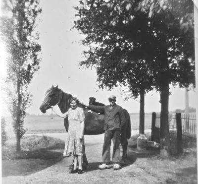 Boutshoorn met paard op de poort (Machineweg)
