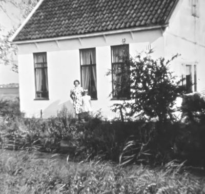 Huisje van G. Buys
met Mw. Buys en dochter.
