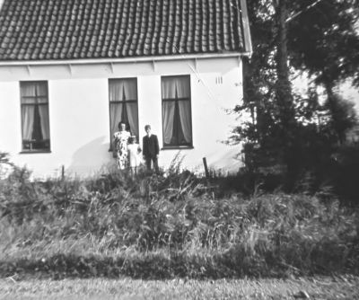 Huisje van G. Buys
Met Mw. Buys, dochter en zoon.
