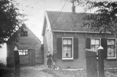 Boerderij van A. van de Kroon aan de Lange Dwarsweg
A. van de Kroon werd door iedereen ome Toon genoemd, zijn vrouw was Tante Fie, ze hadden geen kinderen.

