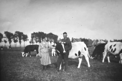 A. van de Kroon en echtgenote tante Fie
Met op de achtergrond de boerderij van Cor van de Weijden.
