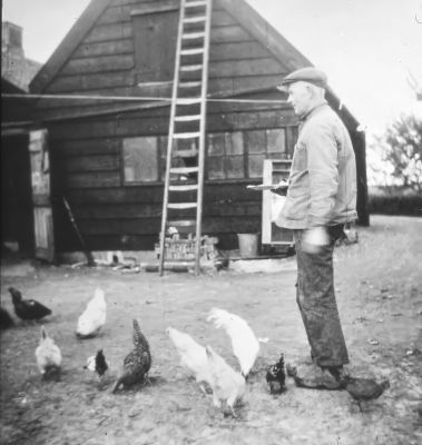 Achterop het erf met A. van de Kroon (1962)
